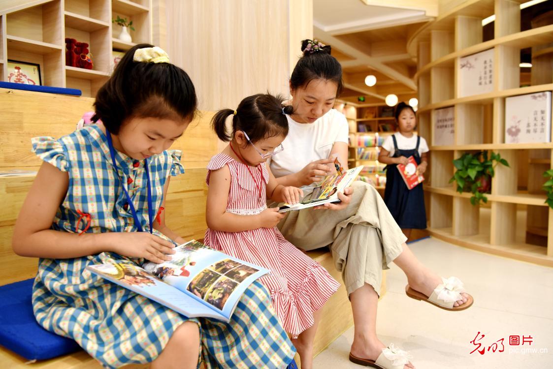 观展求知拓眼界 开卷品书度暑期