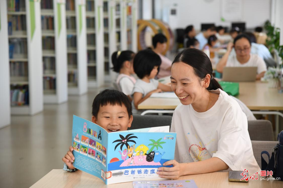 观展求知拓眼界 开卷品书度暑期