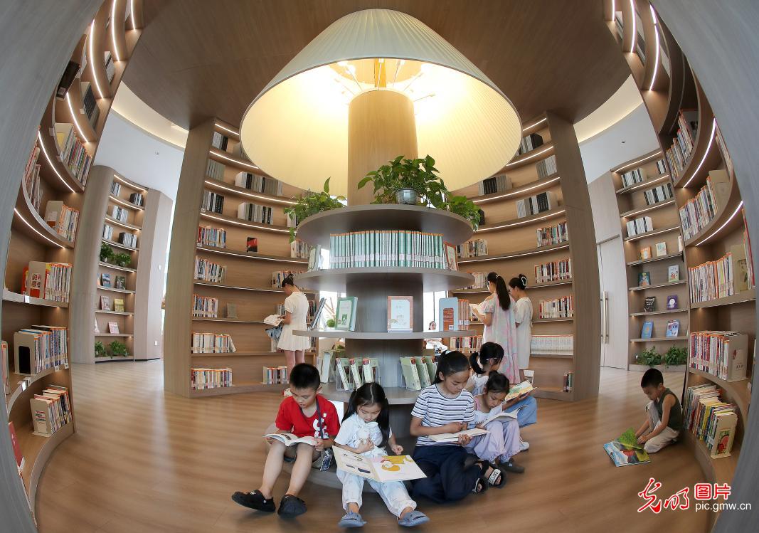 观展求知拓眼界 开卷品书度暑期