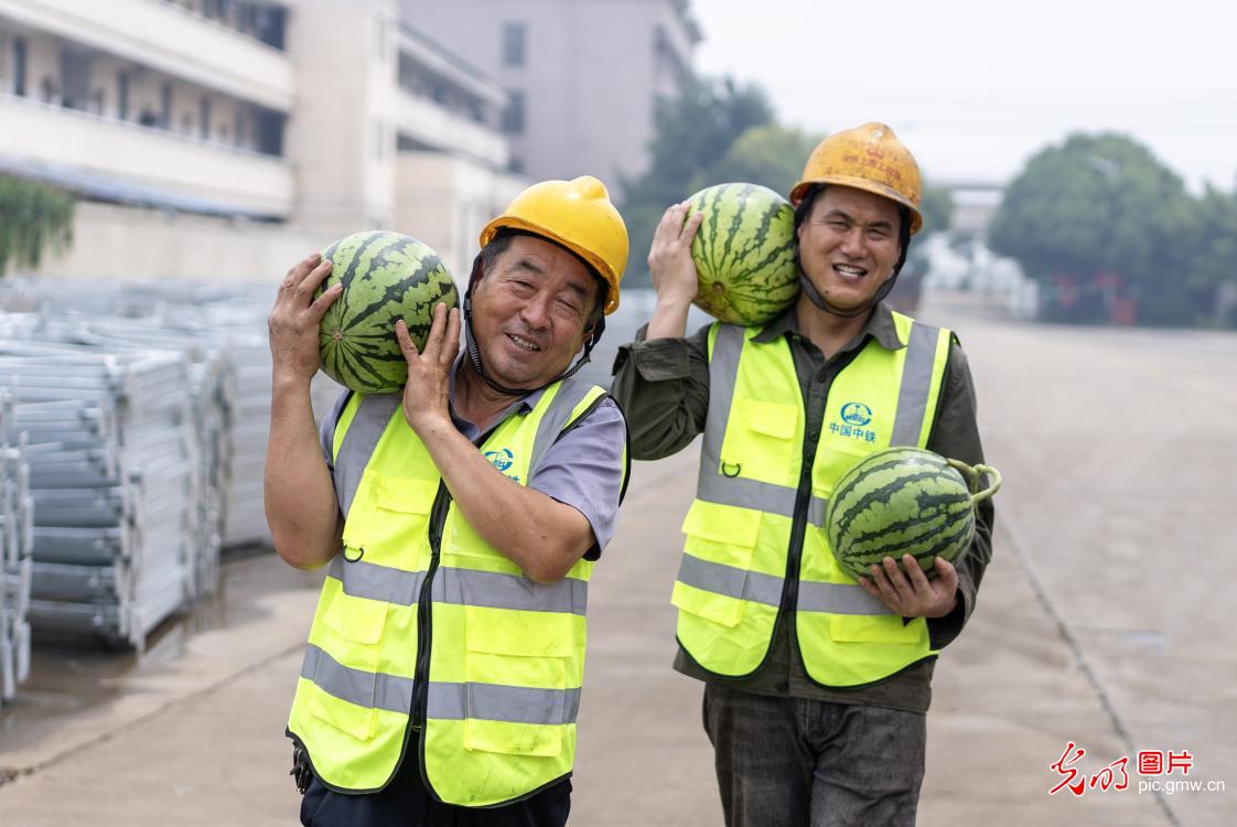 夏日送清凉 关爱沁心脾 夏日送清凉 关爱沁心脾