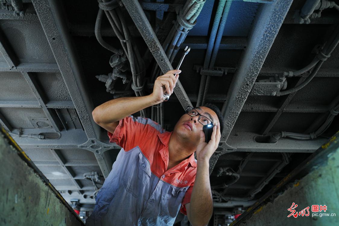 高温维保 筑牢公交安全防线 高温维保 筑牢公交安全防线