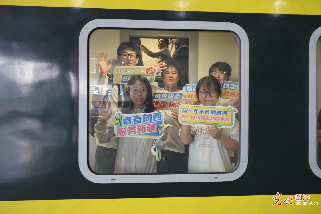 青年志愿者奔赴西部基层