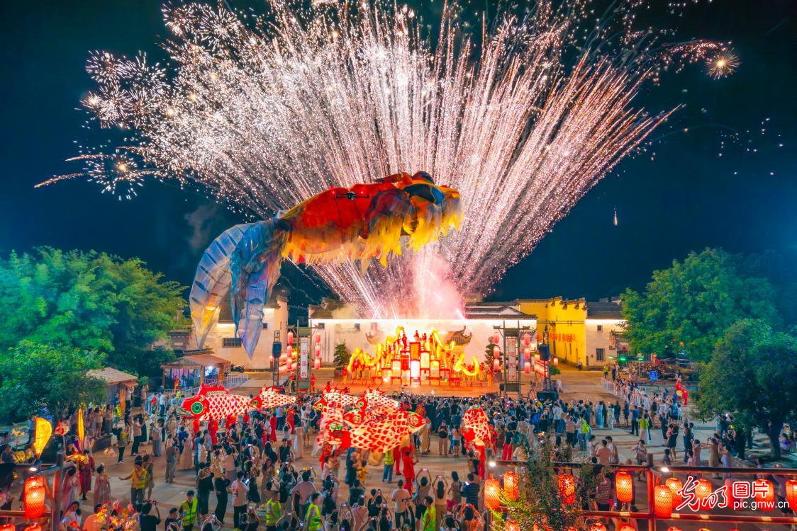非遗灯彩点亮古村夏夜