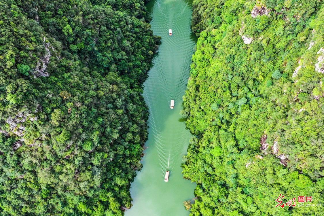 乘舟赏景感受山水灵秀