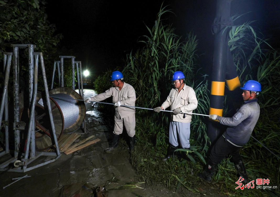 风雨坚守防险情 织密汛期安全防护网 风雨坚守防险情 织密汛期安全防护网