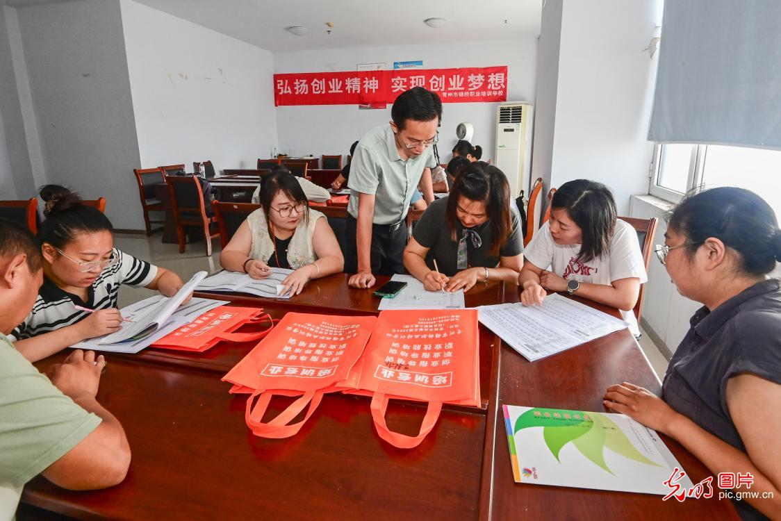 线上线下齐发力 就业服务直达群众家门口