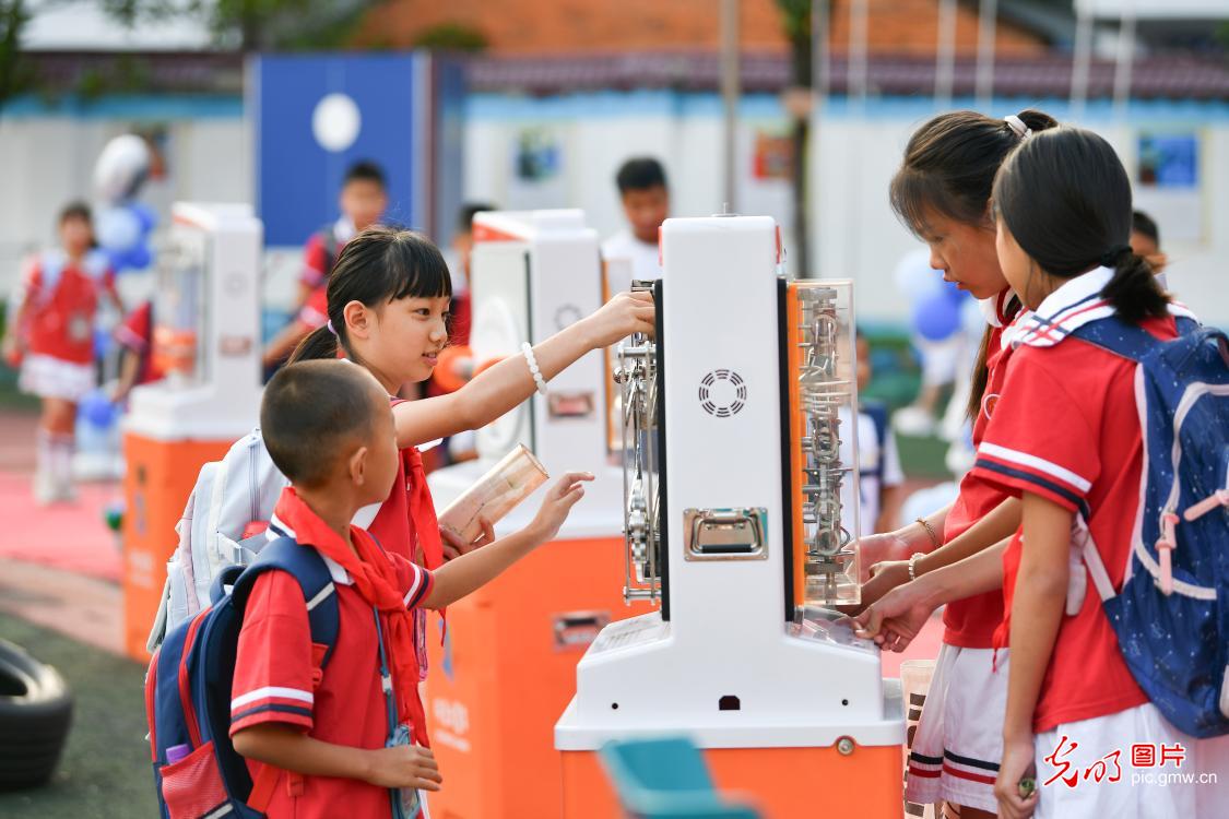 科普月里探新知 点亮少年科技梦 科普月里探新知 点亮少年科技梦