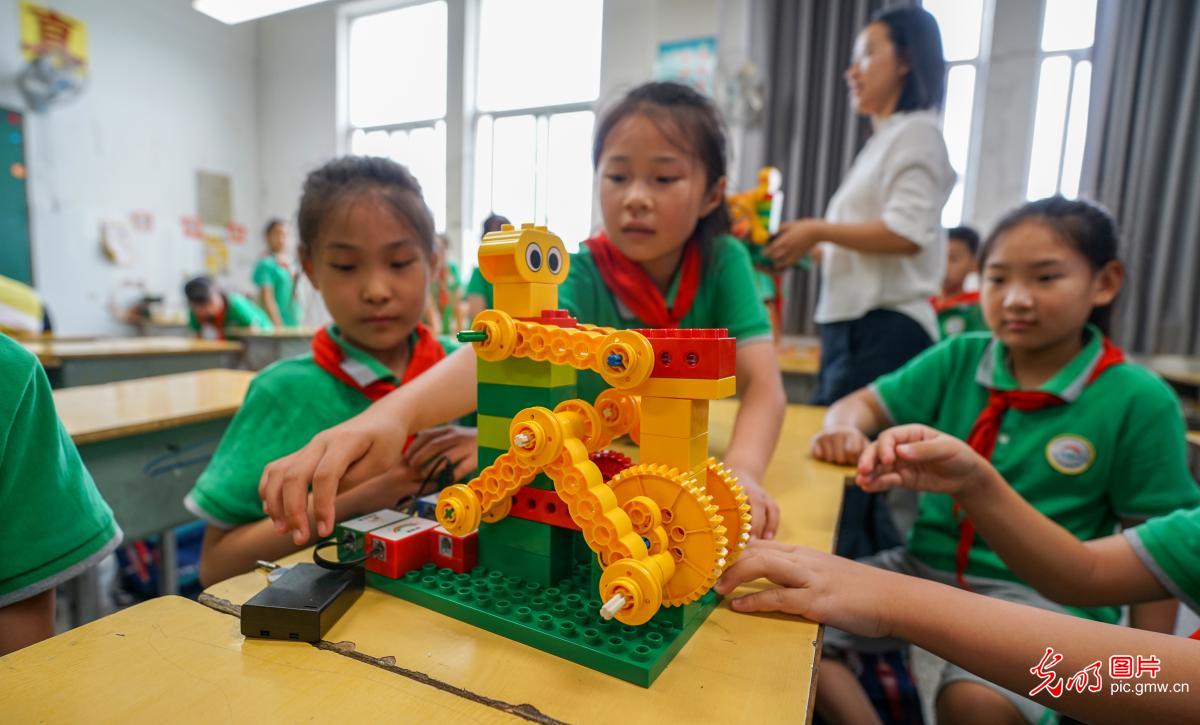 科普月里探新知 点亮少年科技梦 科普月里探新知 点亮少年科技梦