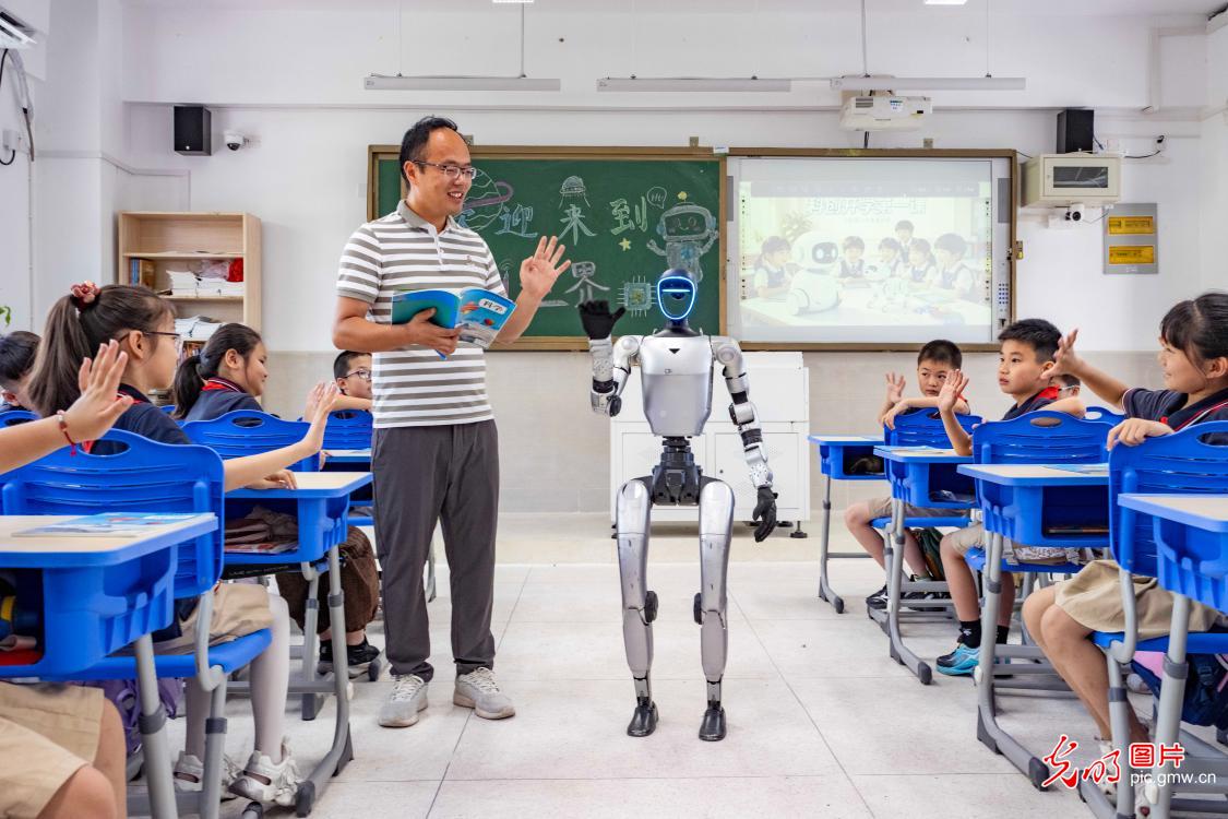 科普月里探新知 点亮少年科技梦 科普月里探新知 点亮少年科技梦