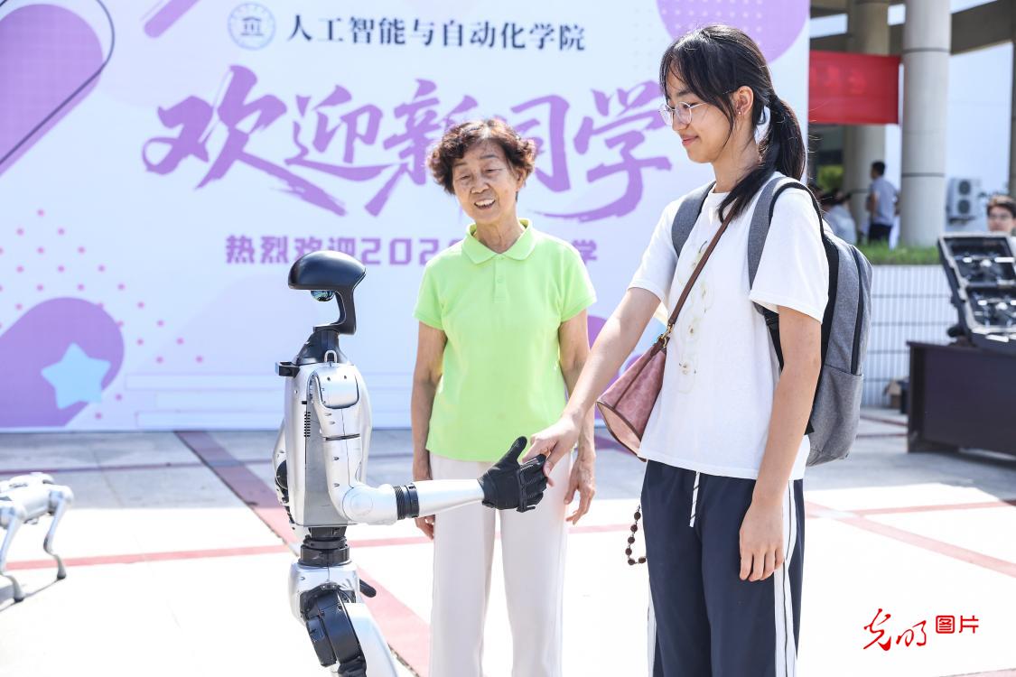 金秋筑梦 各地高校迎接2026级新生