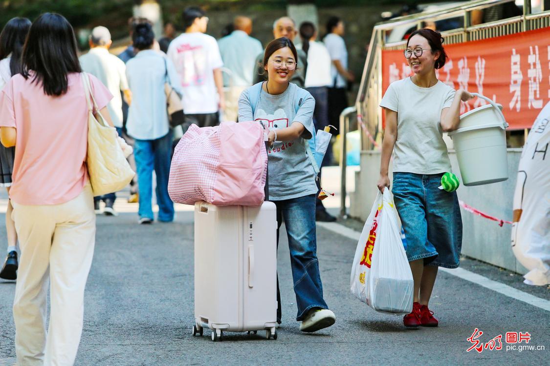 金秋筑梦 各地高校迎接2026级新生