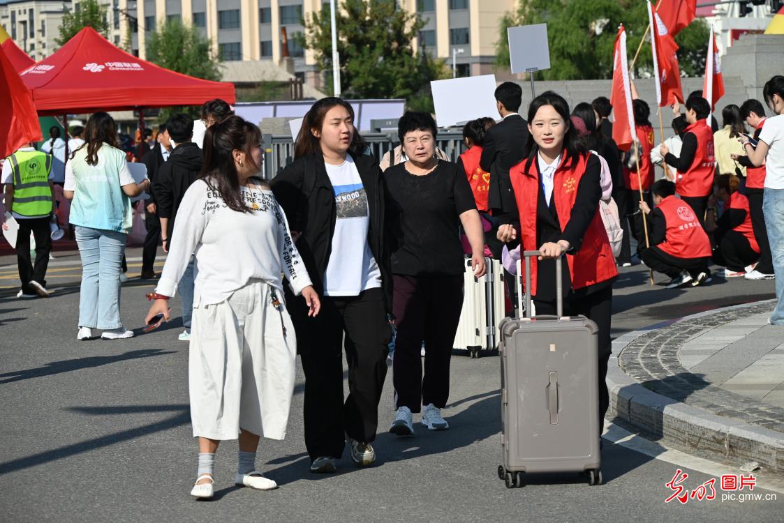 金秋筑梦 各地高校迎接2026级新生