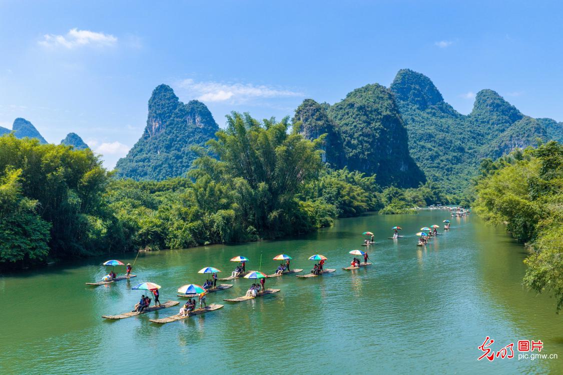 竹筏悠悠赏山水