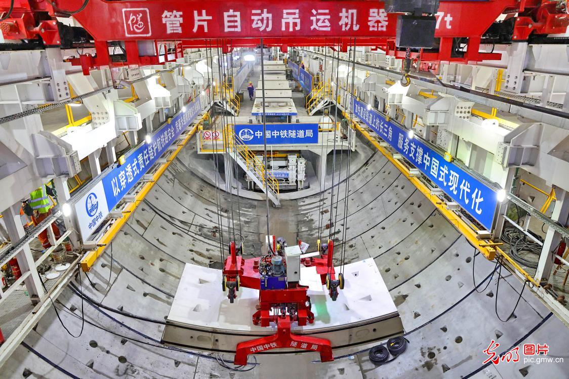 世界最大直径高铁盾构机“领航号”完成二次始发
