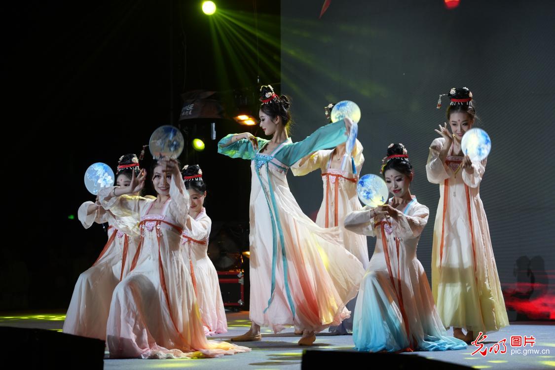 中秋佳节将至 各地多彩活动庆团圆 中秋佳节将至 各地多彩活动庆团圆