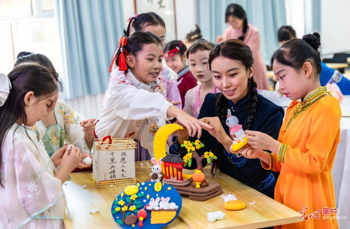 中秋佳节将至 各地多彩活动庆团圆 中秋佳节将至 各地多彩活动庆团圆