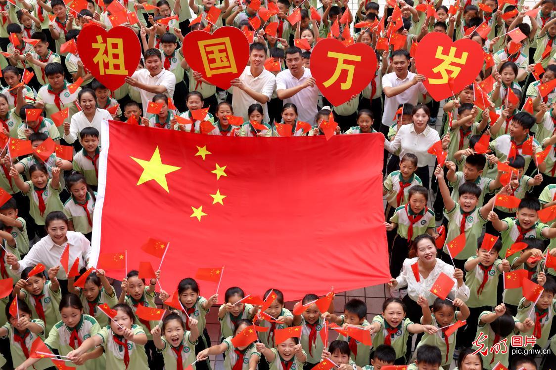 丹心逐梦抒衷情 欢歌笑语庆华章 丹心逐梦抒衷情 欢歌笑语庆华章