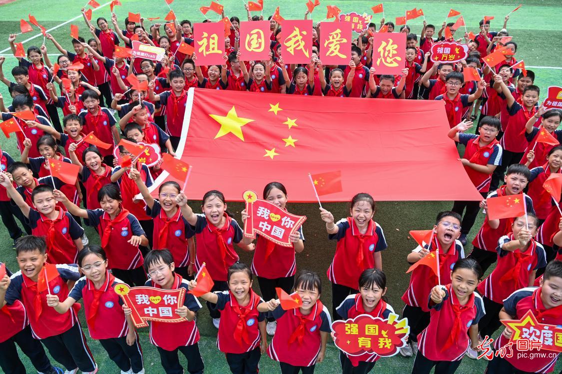 丹心逐梦抒衷情 欢歌笑语庆华章 丹心逐梦抒衷情 欢歌笑语庆华章