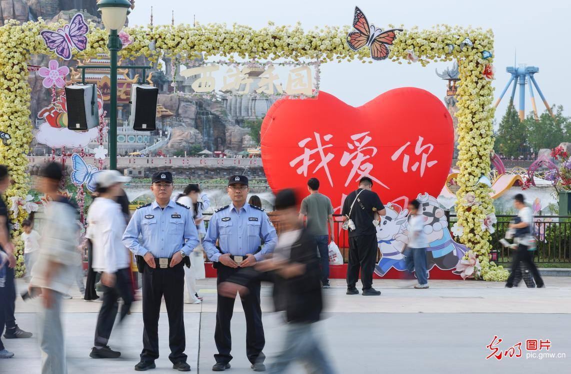 守护不打烊 警力全程护航长假