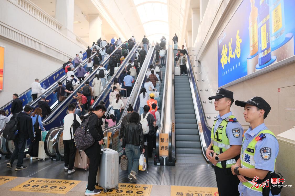 守护不打烊 警力全程护航长假