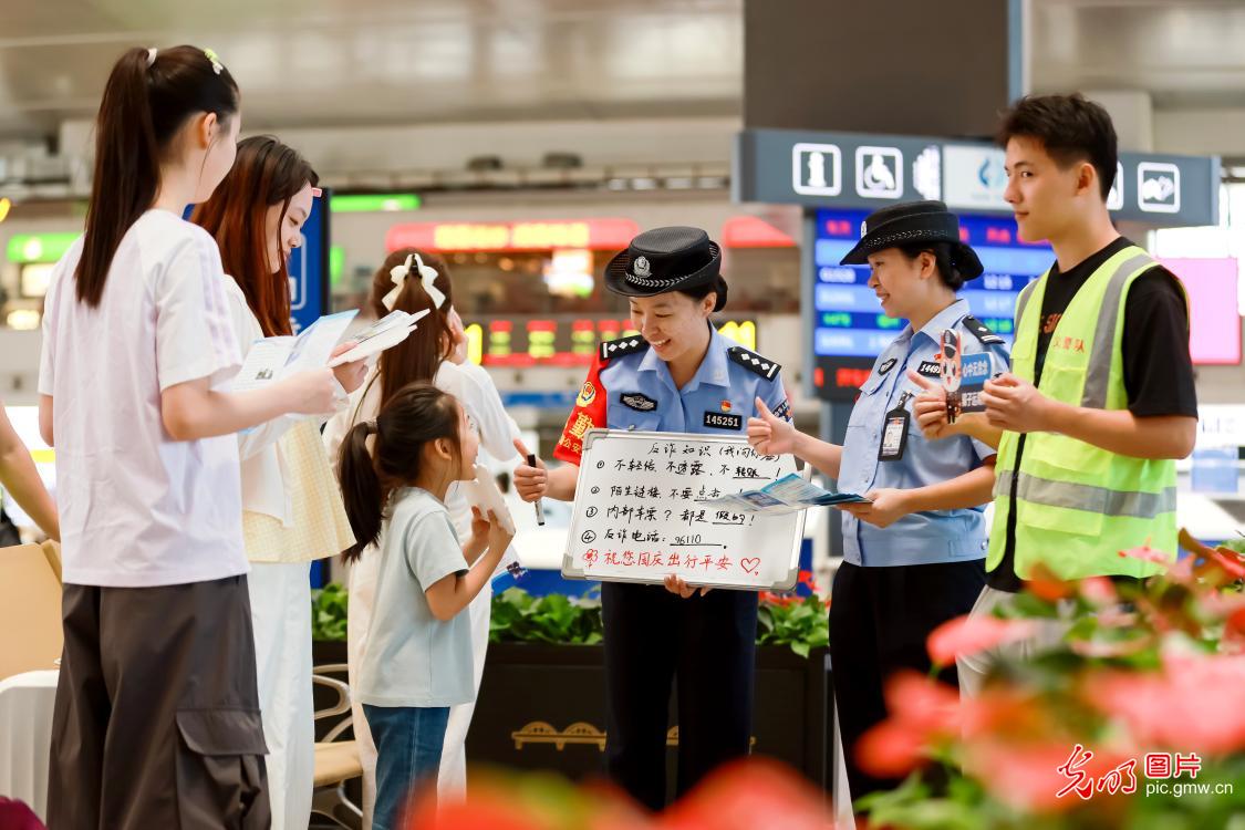 守护不打烊 警力全程护航长假