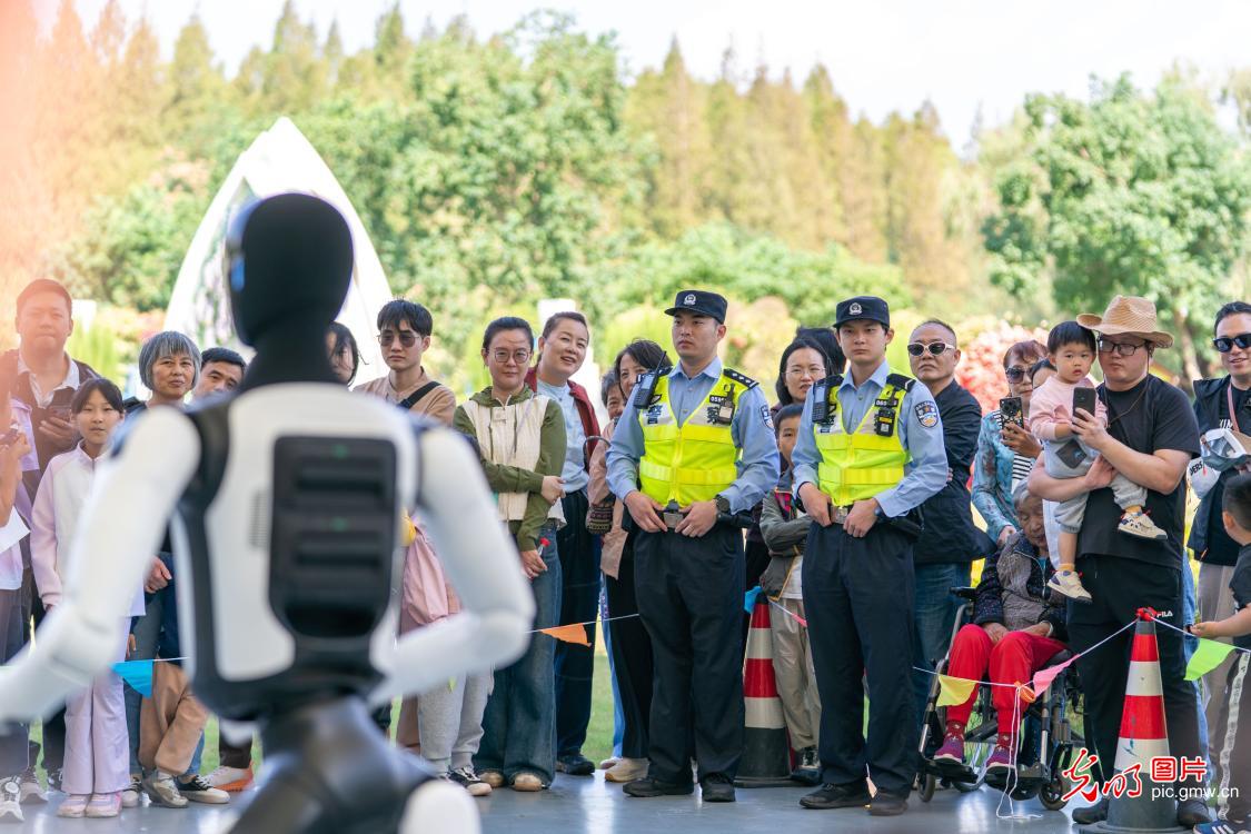 守护不打烊 警力全程护航长假