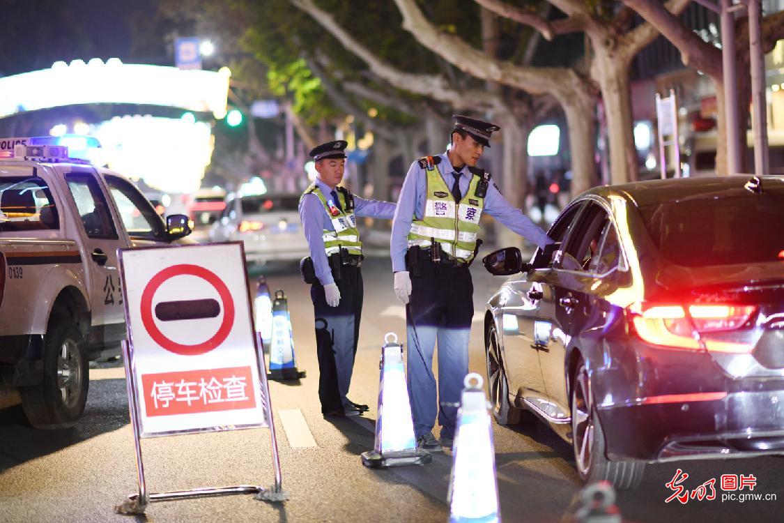 守护不打烊 警力全程护航长假